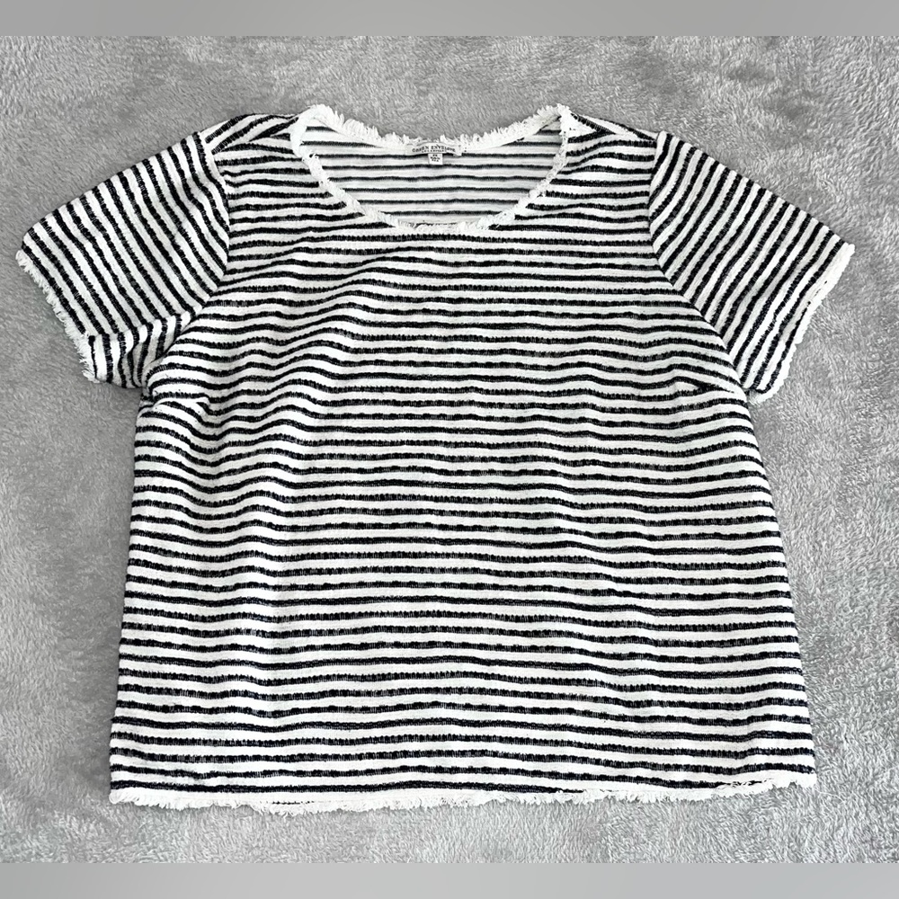 Green Envelope Shirt Women’s 2X White Black Short Sleeve Frayed Edge Seams EUC